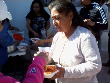 Archivo:Comida a personas vulnerables, Col. San Isidro-enero del 2013, San Martín, Texm, Pué-2.jpg