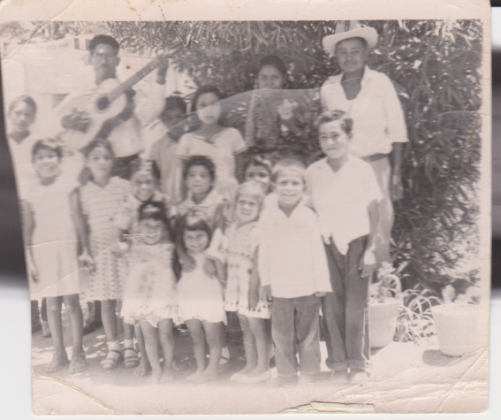 Archivo:Jovenes y Niños de la Iglesia a principios de 60.png
