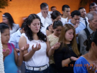 Archivo:Amigos orando en la Rifer.jpg