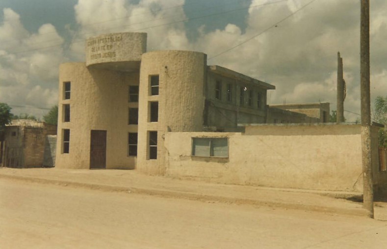 Vista de nuestro templo a punto de terminarse en 1990