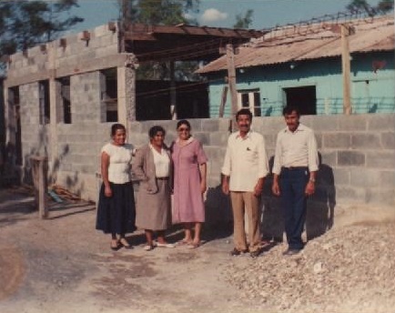 Archivo:El hno Daniel Rojas y su esposa la hna Blanca con algunos hnos de la congregacion.jpg