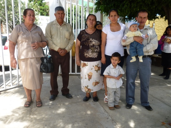 Archivo:Hnos. Javier Magallanes, su esposa Elvira con su consuegra Margarita y su hija con su esposo e hijos.jpg