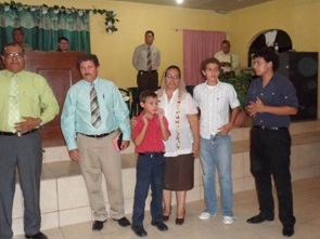 El Pastor Gildardo Fierro y familia, en el cambio pastoral en Campo 30