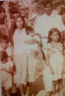 Hno. Zacarías Herrera en compañia de su esposa y cuatro de sus hijos