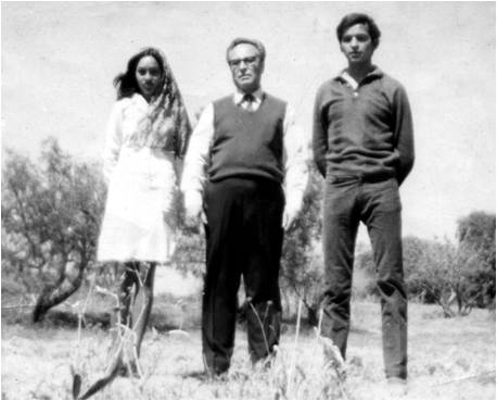 Archivo:Primicias Puebla, Graciela de los Santos M. y Jorge Morales C. en su día de bautismo con Rev. Gilberto Jiménez R. .jpg