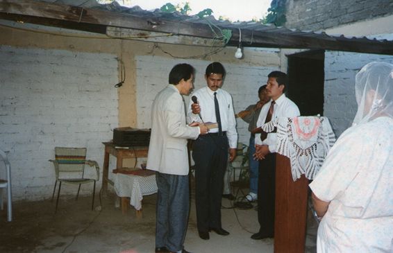 Hermano Raúl Ramírez Gaona recibiendo del hermano “Pepe” la Iglesia de Manzanillo, Colima.