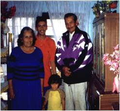 Rev. Pedro Cabrera Martínez, su esposa Olga Sánchez, uno de sus hijos y una nieta (2002).jpg