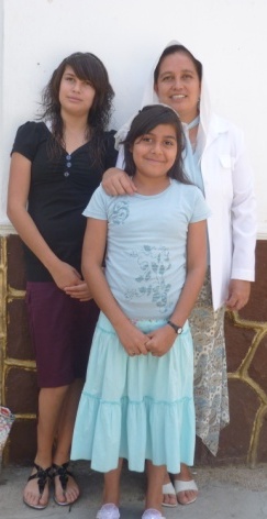 Archivo:Hna. Mayra Montiel con sus hijas Karen y Jocelyn.jpg