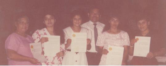 Archivo:Recien bautizados recibien la Fe de bautismo en 1988.jpg