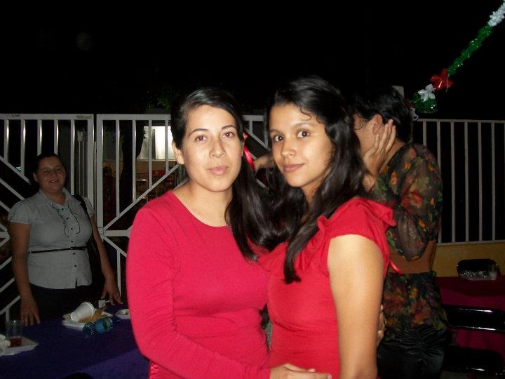 Archivo:Hnas. Rosita y Reyna Axiola.jpg