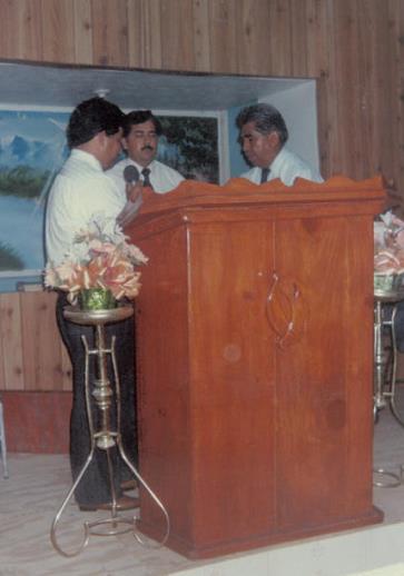 Archivo:Hno. Diego Ñañez entrega la responsabilidad de la Iglesia al Hno. Jesus Gaytan (1991).jpg