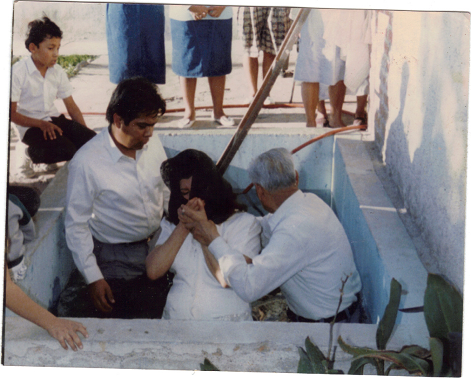 Archivo:Hno. Gregorio, bautizando.png