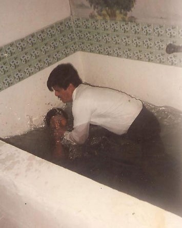 Hno. Ruperto Garza efectuando Bautismos en 1997