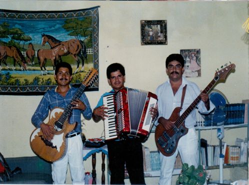 De Izq. A Derecha los hermanos Raúl Pérez en el Bajo Sexto, José N. en la Acordeón y Florencio Cárdenas en el Bajo. (foto tomada en casa de la Familia Pacheco Soto).