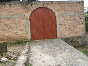 Archivo:Puerta principal de templo en San Martín de las Cañas.jpg