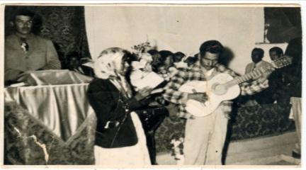 Archivo:11 En esta fotografía la Hna. Hipólita Valenzuela Félix, se captó justo en el momento en que manifestaba su adoración a través de la alabanza. CONVENCION 1957, CD OBREGON..jpg