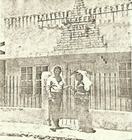 Archivo:Hno. Cirilo Gaytan y la Hna. Maria Caballero frente al segundo templo.jpg