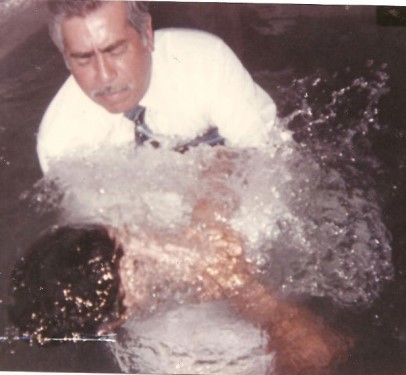Hno. Marciano Barrios efectuando Bautismos en 1990