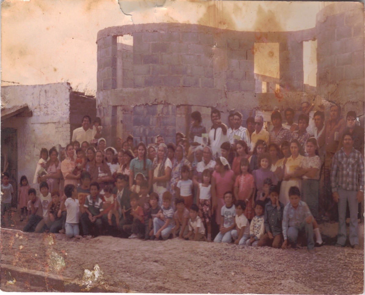 Foto Congregacional al frente de la Iglesia Hno. Eliseo Guzman Tenorio (1984)