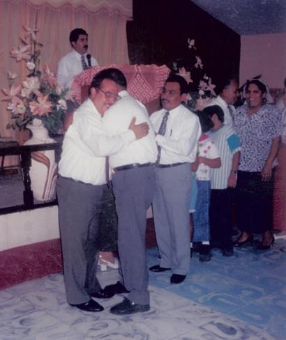 Archivo:Pastores de Rio Bravo, Tamaulipas despidiendo al Hno. Israel de la Rosa (1998).jpg