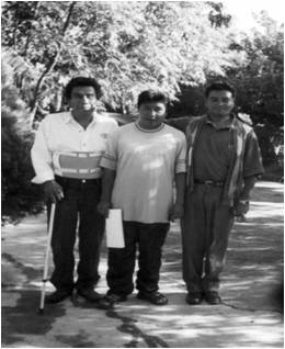 Archivo:Rev. Israel J. Morales de los Santos y unos hermanos de Acatlán de Osorio, Puebla-1.jpg