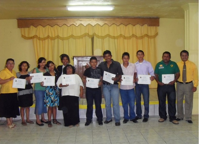 Archivo:Pastor Alfredo Esquivel entregando certificados a un grupo de hermanos.jpg