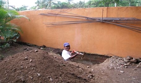 El hermano Matias Angelmo excavando para los cimientos de la Iglesia en El Colomo.