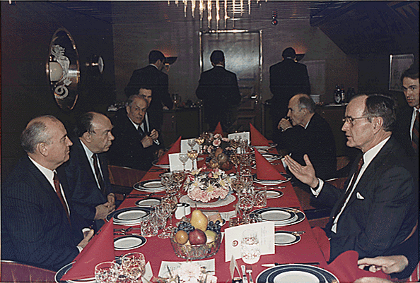 Archivo:Cumbre de Malta Fin Guerra Fría Bush-Gorbachov.gif