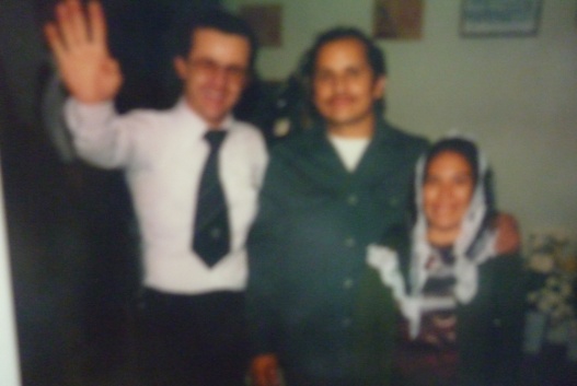 Archivo:Hna. Sara Carrero, su esposo Jesús Flores (Tereso) y el pastor de California que los atendía.jpg