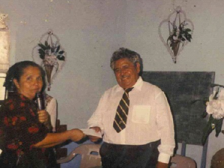 Archivo:La Iglesia Festejando el día de la familia del pastor, la hermana Gloria Silva entregando un reconocimiento al pastor Benigno..jpg