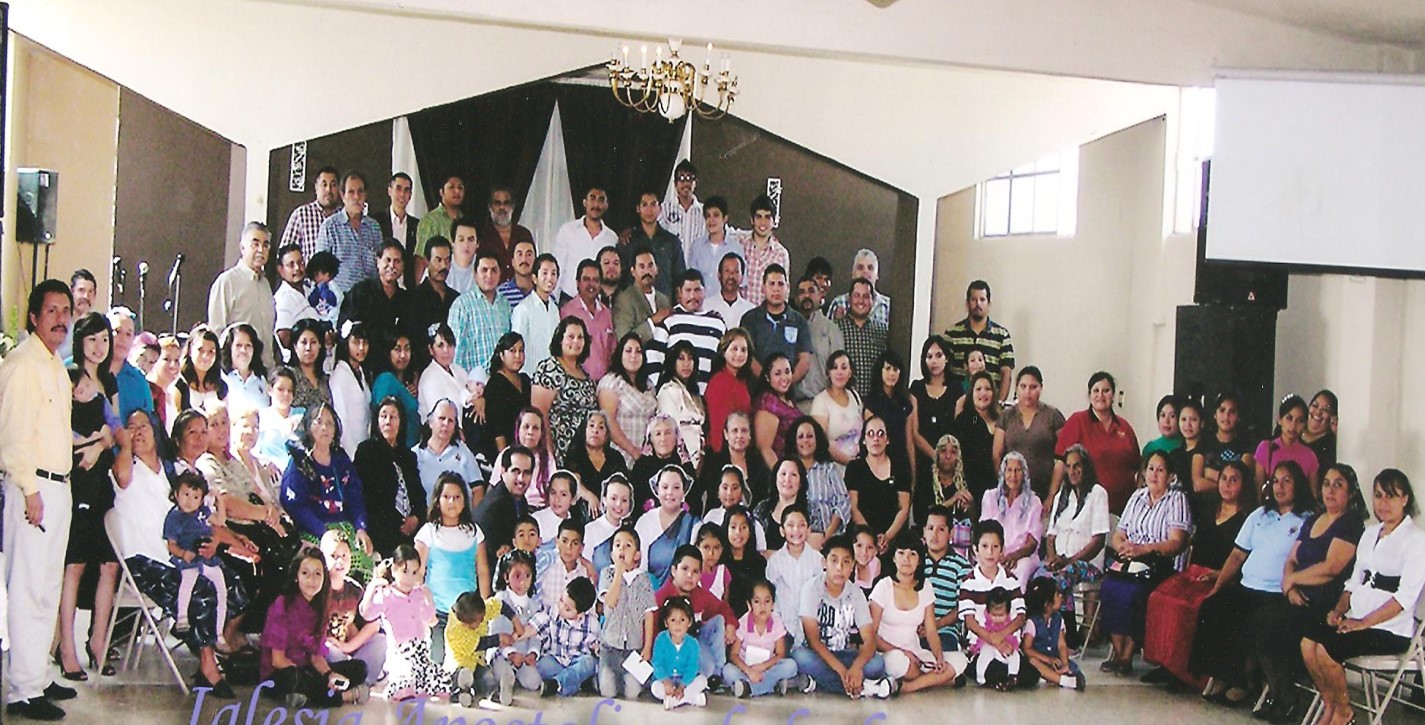 Foto Congregacional de la 1a IAFCJ al frente de la Iglesia Hno. Joel Zacarias Perez (2011)