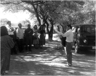 Cuando Rev. Arturo Ábrego Castro pastoreaba Tehuacán, Puebla, dia de bautismos, visitan Rev. Francisco Martínez y familia de los Santos Magaña.jpg