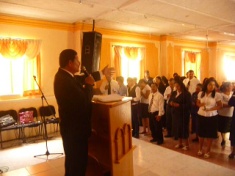 Archivo:Pastor en la ceremonia para iniciar el estudio de ministerios.jpg