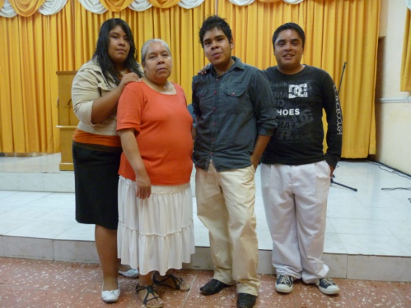 Archivo:Hna. Edelmira Marin con sus hijos Lydia, Octavio y Orlando.jpg