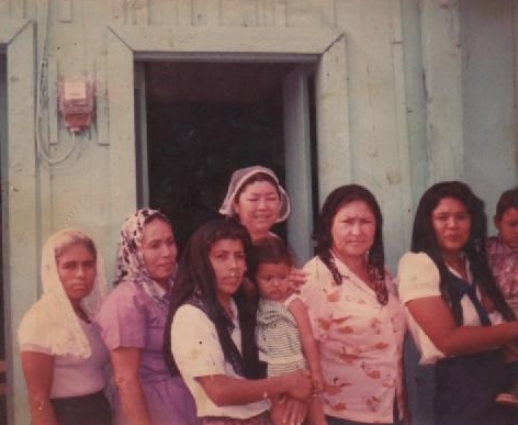 Archivo:La hermana Blanca Sierra junto a un grupo de Señoras a finales de los años 80.jpg