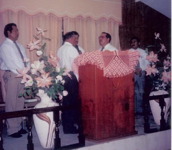 Archivo:Hno. Israel de la Rosa hace entrega de la Iglesia al Hno. Esteban Diaz (1998).jpg