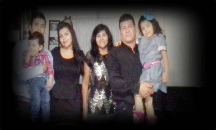 Archivo:Obispo Distrito Mérida 2014-2018, Rev. Arturo Abrego Castro y familia .jpeg