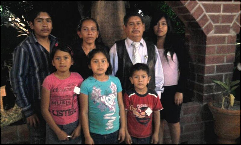 Archivo:Familia pastoral de la Colonia Emiliano Zapata, Cholula, Puebla.jpg