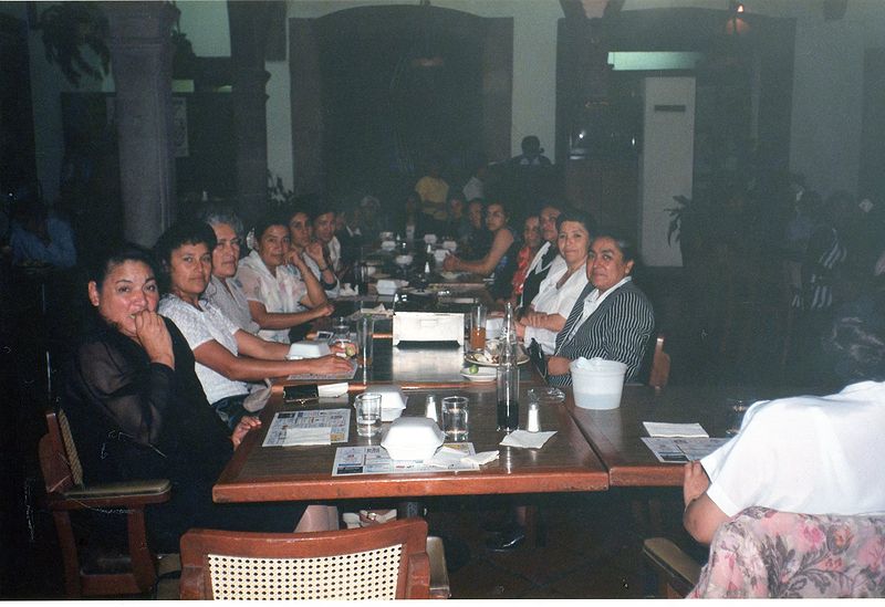 Archivo:1998 Despedida Hnos Torres. Algunas asistentes.jpg