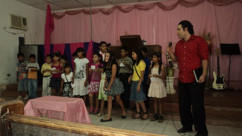 Archivo:47 En los cultos dominicanos se montaba un escenario de teatro guiñol para promover las actividades infantiles.jpg