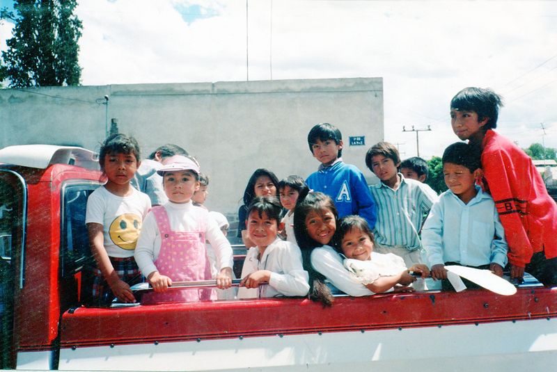 Archivo:1997 Niños fatigados pero felices.jpg