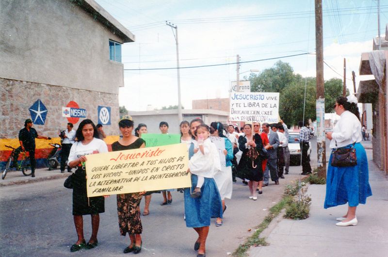 Archivo:1997 Señoras y sus pancartas.jpg
