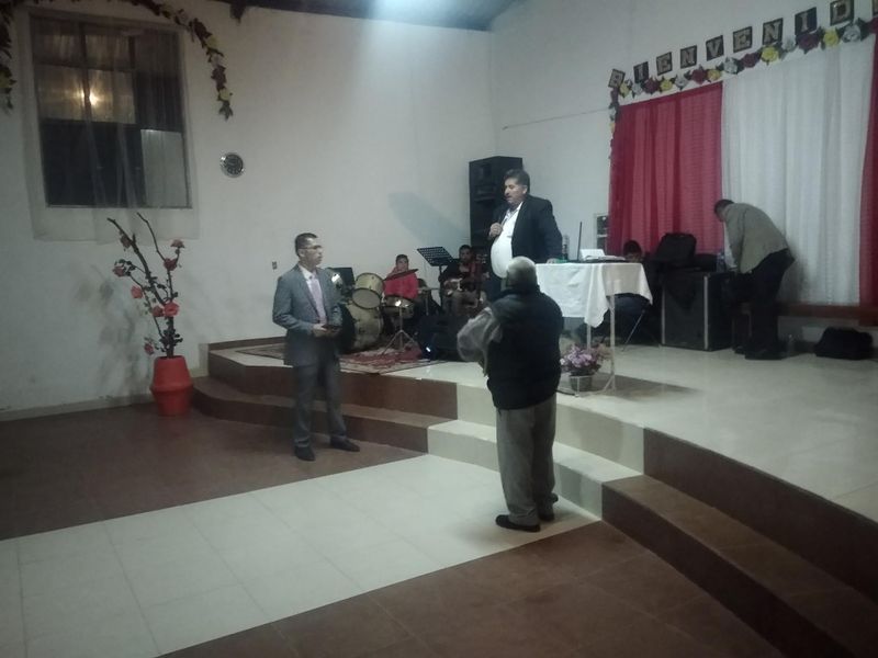 Archivo:Rev. Pablo Félix Villa entrega a Rev. Luis Manuel Renteria Castillo.jpg