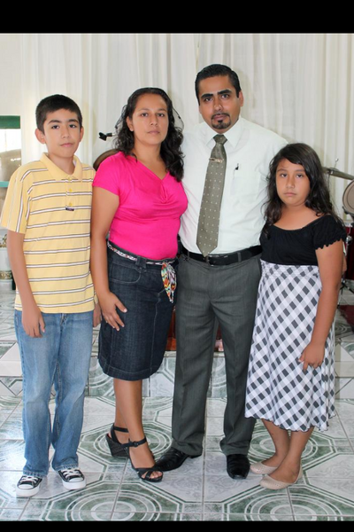 Pastor José Luis Guzmán Cárdenas y Familia