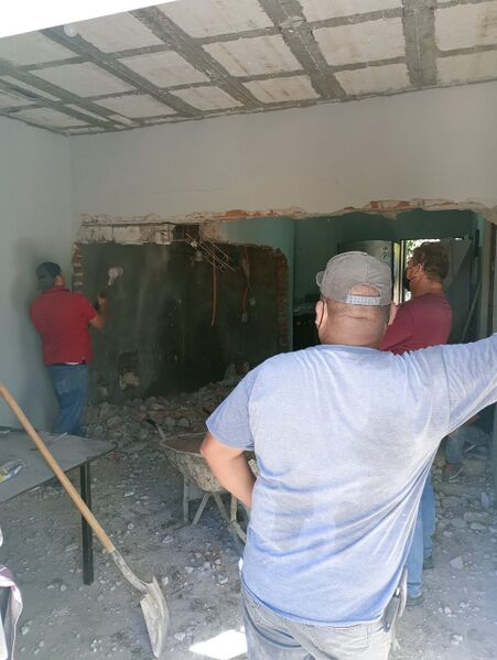 Archivo:Demolición del ba;o de la casa pastoral y nivelación del piso.jpg