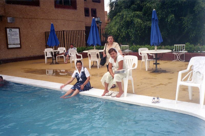 Archivo:1999 Campamento Señoras. En la alberca del hotel.jpg