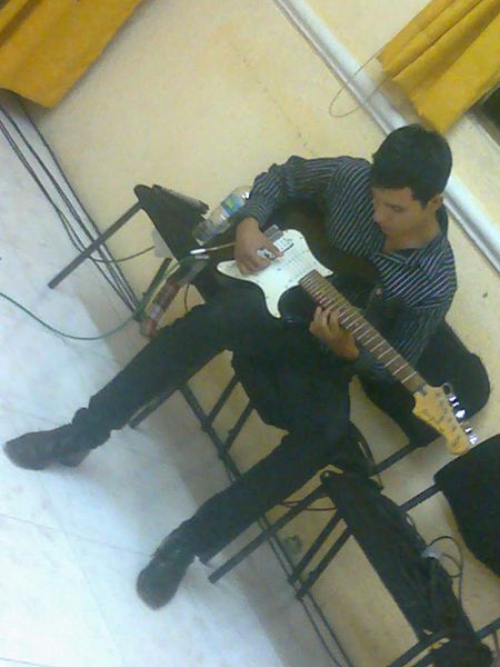 Archivo:Tocando guitarra.jpg