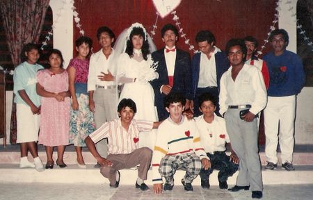 ]Boda de Adrián Chávez y Tavita Castorena el 17 de diciembre de 1988] Después de haber contraído matrimonio el hno. Adrián Chávez y la hna. Tavita Castorena. Hacen su domicilio habitual en Cancún; debido a que el hno. Adrián Chávez Ramos, siempre ha residido en esta ciudad. La hermana Tavita Castorena, con su respectiva carta de traslado otorgado por la iglesia de Bonfil, se convierte oficialmente en miembro de la 1a IAFCJ de Cancún, el domingo 18 de diciembre de 1988. El matrimonio ha sido bendecido por Dios, con dos hijos: Gabriela Yazmin y Jairo; jóvenes talentosos y serviciales a la obra de Dios. La familia Chávez Castorena, ha sido y siguen siendo de gran bendición para nuestra iglesia. El Hermano Adrián Chávez, fue Bautizado por el Pastor Adán Alcocer Cabrera en 1987. Siempre se ha esmero por contribuir en la obra de Dios; colaboro arduamente por su actividad comercial, en el relleno del cenote y limpieza del terreno. Actualmente es ministro ordenado y continúa colaborando como líder de grupos familiares; adicionalmente como matrimonio coordinan los ministerios de altar. Por su parte, la Hermana Tavita Castorena desde sus años mozos aprendió a ejecutar la guitarra, habilidad que, con los pasos de los años Dios se ha encargado de convertirlo en un ministerio fructífero, con el cual ha bendecido a nuestra congregación. Actualmente apoya a su esposo dando estudios y platicas en una clase habilitada por la Escuela Bíblica para atender a matrimonios con la visión de que sean estables y duraderas. La hermana Tavita Castorena nos cuenta como el Espíritu Santo la fue capacitando y enamorando en el ministerio musical: La hermana, Lic. Lina Eleonora Pereira Canche, empezó a dar clases de guitarra en la Iglesia de Bonfil. Yo contaba con 12 años de edad en esos entonces. Ya una vez iniciado el aprendizaje, varios fueron desertando, argumentando que simplemente ya no les atrajo. Lo anterior era entendible, toda vez que los jóvenes que no se inscribieron a tomar clases de guitarra; organizaron partidos de voleibol en la iglesia, que coincidía con los ensayos después de los cultos. Quiero decirte, que a mí me gustaba mucho jugar voleibol, los partidos me eran muy tentadores. Créeme que muchas veces pensé dejar los ensayos; sin embargo, el Espíritu Santo fue aclarando la ruta que debía transitar para enamorarme, y así, comenzar a disfrutar el ministerio musical, más que los partidos de voleibol. Finales del mes de septiembre de 1988 llega el matrimonio Magaña Gaspar, provenientes de Acapulco Guerreo. Ambos se integraron al servicio respectivamente. La hermana a través de la escuela dominical y el hermano en atender grupos familiares y por muchos años colaborando en audio y música. En Julio de 1989, llega familia Pérez Ramírez, provenientes de las Choapas Veracruz. La hermana Candelaria Ramírez una vez instalada y familiarizada con la iglesia, se integró comprometidamente al trabajo en cocina y abriendo su casa para cultos hogareños. También se involucró a la atención formativa de niños (as) a través de la escuela bíblica Dominical. Por sus diversas actuaciones de la hermana en la iglesia, en 1991, fue elegida para dirigir la sociedad femenil de Dorcas. El 25 Abril 1990, llega el recién matrimonio formado por el Hermano Gerardo Triano Ramírez y su esposa la Hermana Dora María Gerónimo,provenientes de las Choapas, Veracruz. Al igual que los hermanos antes mencionados ellos también han podido presenciar y comprobar que ha sido muy duro salir del ambiente de la pequeñez a la grandeza, como lo ha logrado nuestra iglesia en este hermoso polo turístico internacional llamado, Cancún, Q. roo. Actualmente, los hermanos juntamente con sus dos hijas Vianey Triano y Verónica Triano, perseveran en la doctrina y cosechan grandes victorias en el terreno evangelistico a través de las redes de células. Sin lugar a duda este matrimonio ha tenido un ministerio cristiano muy fructífero. El 08 de agosto 1995, llega a Cancún la hermana Candelaria Mayo Sánchez y el hermano Samuel de la Fuente Álvarez, y sus hijas Paulina, Amayrani, procedentes de la 1ª IAFCJ de las Choapas Veracruz, con la debida carta de recomendación entrega al Pastor Silas Romero. Fue líder y coordinadora de grupos familiares; estudio el primer nivel de Educación Teológica según certificado con fecha 20 de marzo de 1999, firmada por el presbítero Aquilino Alvarado, Obispo Othoniel Castañeda y el Rev. Ing. Silas Romero como coordinador de educación cristiana. ORGANIZACIÓN Y PROGRAMA DE FORMACIÓN ORGANIZACIÓN Para que la iglesia pudiera responder a sus compromisos se organizo formalmente la sociedad de DORCAS y de VARONES participando en diciembre de 1989.Líderes comprometidos a la evangelización y conservación a través de grupos familiaresl Convivio de la sociedad varonil en el año de 1990 PROGRAMAS DE FORMACIPÓN Durante el periodo pastoral del Rev. Silas Romero Bautista (1986-1998), trabajo bajo el Lema: “FORMANDO UN LIDERAZGO DISCIPULO” lema que rindió fruto puesto que su proyecto educativo local implicaba capacitar integralmente a los primeros creyentes. Espacios que contribuyeron a la consolidación: • Implementó todos los miércoles a las 7:00 PM, estudios formativos para aspirantes a lideres-discípulos. Tarea que dio grandes resultados, puesto que de ese grupo de estudiantes que iba en continuo crecimiento, se fueron tomando a los que más tarde serian los encargados de dirigir los cultos familiares.(hoy en día llamadas, red de células) • Estableció la escuela bíblica dominical e inicialmente, el y su esposa, impartían las clases. • Motivo a la iglesia en general a participar. En 1992, La pujante fe y los esfuerzos de los miembros de la iglesia permiten que la obra siga creciendo hasta ser más fuerte con una membrecía de 83 hermanos bautizados. Esto provoca la habilitación de un tercer espacio para celebrar cultos, puesto que el salón de oración, ya no era suficiente. A mediados de abril de 1995, se va culminando el trabajo de emparejamiento. Sin lugar a duda esta tarea no fuera posible sin el apasionado esfuerzo de nuestros primeros hermanos, en espacial del Hermano Adrian Chávez, que por su oficio de volquetero, fue el medio que Dios utilizo, para que varios compañeros de oficio, depositaran en el terreno toda sobra de material de construcción. Nuestros entrevistados nos informan que se necesito varias toneladas de arena para lograr emparejar la extensión del terreno. Otro varón que honro a Dios con su oficio de operador de maquinas, fue el Hermano Valentín Triano, que cada vez que depositaban arena, traía su tractor para emparejar y aplanar el espacio trabajado. Con la ayuda de Dios y el trabajo denodado de la iglesia, se logró rellenar todo el terreno incluyendo la caverna que por muchos años fue un riesgo latente para nuestros niños apostólicos y que nos impedía avanzar en la construcción del templo, pues por la ubicación del terreno ahí era el espacio más adecuado para levantar la casa de adoración. Así pues, en 1997 se arregla el cuarto espacio con capacidad de 300 personas. EVENTOS Y CEREMONIAS En Diciembre de 1989, la iglesia participo en su primer retiro celebrado, en las ruinas del reyl 1993, escenario del primer evento musical “CANTEMOS JUNTOS” en donde se disfruto de una noche de alabanzas con diversos grupos musicales apostólicos de la zona: Muna,Tizimín,Bonfil,etc. El 20 de Junio de 1990 Fuimos participe de la fiesta de bodas de Triano Ramírez y la Hna. Eduina Che Barzón 1993 Boda de los Jóvenes, Hno. Anselmo García Sánchez y la Hna. Adelaida Serralta Lozano SEGUIMOS ENSANCHANDO EL REINO Uno de los tantos bautismos realizados por nuestro pastor en la laguna de punta nizuc Que maravillosos tiempos de bendición nos ha permitido vivir nuestro soberano Dios. Seguramente que nuestra iglesia ha empezado a alcanzar su madures y por lo tanto podemos esperar mucho de nuestros primeros hermanos apostólicos. En relación a nuestro pastor él es relativamente joven, con 42 años de edad, y como testigo ocular puedo afirmar que es un predicador sobresaliente, que se desenvuelve y plasma buenas enseñanzas. En 1986, la Secretaria de Educación Cristiana da la oportunidad a seis distinguidos presbíteros de diferentes distritos a escribir temas para el EXPOSITOR BIBLICO CRISTIANO bajo el titulo “ETICA CRISTIANA” en la cual nuestro pastor tuvo la oportunidad de contribuir con cuatro temas. En su actuación pastoral, pugnó porque el ministerio de liderazgo-discípulo sea dignificado y que la congregación en general siempre procurara presentarse decentemente vestido en la casa de oración. No solamente se esforzaba por ofrecernos el pan y consejo espiritual; si no que su formación universitaria fue aporte positivo para que nuestros padres recibieran una formación visionaria y organizada del que hacer en la iglesia y en la familia. Por lo tanto estoy completamente seguro que la obra que Dios ha iniciado en esta ciudad seguirá su marcha ascendente y que las nuevas generaciones sabremos aprovechar las oportunidades de nuestra época para ensanchar el reino de nuestro Gran Dios. MINISTROS Y MISIONES MINISTROS Foto tomada en el 2011 Desde los primeros años formativos, nuestra iglesia ha producido hombres y mujeres fuertes; los niños que nacieron y adolescentes que crecieron al calor del amor cristiano son ahora lideres-pastores que tienen muy dentro el sentimiento de la verdad y doctrina apostólica. Por lo cual es grato mencionar que durante la pastoral del Rev. Silas Romero Bautista; alcanzo su formación ministerial el joven Hno. Florentino Campos Marín, sin duda alguna un gran predicador esforzado, con visión amplia. Por carencia de obreros en el nuevo Distrito Mérida, fue solicitado y enviado a pregonar las verdades eternas de nuestro poderoso Dios en la 1ª IAFCJ de Cozumel Q. Roo, el 23 de agosto de 1992, Juntamente con su esposa la Hna. Martha Martínez Izquierdo. MISIONES En lo misionologico, Dios en sus planes divinos de continuar engrandeciendo su pueblo, permite que el día 4 de noviembre de 1997 nazca oficialmente ante el Distrito la 2ª misión de la IAFCJ en Cancún. Nombrando de Encargado por ocho meses al Hno. Gilberto Chay Baz, juntamente con su esposa la Hna. Nora Lina Pereira. Esta 2ª misión inicia con una membrecía de aproximadamente de 20 hermanos (as), que consta en acta de la 2ª IAFCJ, que inicialmente se congregaban en la 1ª IAFCJ, sin embargo por estar la misión naciente más cercano a sus hogares se decidió que ahí continuaran perseverando en la Fe. Este maravilloso evento nos dejo con sentimientos encontrados pues por una parte nos alegraba que la obra siguiera creciendo, pero al mismo tiempo nos albergaba la nostalgia de desprender una parte de la familia apostólica, con la cual nos habíamos acostumbrado a convivir. Inauguración de la 2ª misión en Cancún, oficiado por el Obispo supervisor del Distrito Mérida, Rev. Efraín Sánchez. El domicilio de la casa habitación remodelada para fines de cultos y actividades, fue en la Región 75 Manzana 29 Lote 8. Información proporcionado por la Hna. Candelaria Mayo Sánchez. CONCLUYE PRIMERA PASTORAL Siendo la voluntad de nuestro Señor Jesucristo, culmina inicios de agosto de 1999 el ciclo de nuestro primer pastor el Rev. Silas Romero Bautista, con el cual estamos muy agradecidos. ¡Que Dios le bendiga grandemente! Entrega una iglesia solida, con un considerable número lideres-discípulos, 21 hogares familiares, una economía medianamente fuerte y una membrecía total de 150 hermanos bautizados. Estimados amigos y hermanos, así empezamos débiles como toda obra pequeña, pero Dios se ha encargado de hacernos fuertes y apasionados. No es un orgullo pero si una satisfacción constatar que el distintivo más alto entre nuestros fieles cristianos es la armonía y la colaboración. Esta es nuestra herencia, sigamos alumbrando con el testimonio de ser una congregación disciplinada, sujeta a la voluntad de Dios y estatutos de nuestra amada Iglesia Apostólica de la Fe en Cristo Jesús. SEGUNDA PASTORAL Familia Pastoral Antes de iniciar las crónicas de la segunda pastoral, quiero externar mi profundo agradecimiento a la Hermana Cruz del Consuelo, por recibirme en su casa el día 07 de marzo de 2011. Una cita que resulto en una interesante y fructuosa entrevista, llena de anécdotas, fotografías y documentos. El miércoles 4 de agosto de 1999, llegan a las 10: A.M. con el compromiso de continuar con la Obra de nuestro señor Jesucristo en la 1ª IAFCJ de esta ciudad, el Rev. Aquilino Alvarado Córdova y su esposa la Hermana Cruz del Consuelo Góngora López, acompañados por su hija Liliana Alvarado Góngora y su hijo Benjamín Alvarado Góngora; proveniente de la 2ª IAFCJ de la Ciudad de Mérida. Recibiendo oficialmente la responsabilidad el día domingo 8 de agosto, en una ceremonia de instalación presidida por el Rev. Otoniel Castañeda Conforme constan en actas de la iglesia local, el Rev. Aquilino Alvarado Córdova recibe la iglesia, con una membrecía de 152 hermanos bautizados. En sus primeras palabras manifestó el lema sobre el cual estaría trabajando la iglesia, “SER UNA IGLESIA GRANDE”. La iglesia, resintió momentáneamente el cambio, por ser su primera experiencia en ese apartado. Sin embargo, aclimatadas ambas partes, se persistió en lograr la meta deseada marchando hacia el gran desafío de “SER UNA IGLESIA GRANDE” en pos de crecimiento espiritual y numérico. Dándose de este modo una ratificación del que hacer de cada líder y miembro bautizado. ESTRATEGIAS DE TRABAJO Escuela Biblica Dominical Involucrados en la visión de “SER UNA IGLESIA GRANDE”, se emprendió a reorientar, la escuela bíblica dominical y para ello se nombro como director, al Diacono. Heber Gómez, que con su peculiar carisma, motivaba a la iglesia a no dejar de asistir a la escuela bíblica, bajo el eslogan “NO DEBO QUEDARME EN CASA, PORQUE YO SOY PARTE DE LA ESCUELA BIBLICA” privilegio que tuvo que delegar en el año 2001, ya que la obra evangelistica lo requería como pastor en la IAFCJ de Zepeda Peraza, Yucatán. Toma la responsabilidad en la dirección el Hno. Eliu Valencia, por el periodo 2001-2003. Otro hecho que robusteció a la iglesia a continuar ensanchando el Reino de Dios con libertad y pasión, fueron los “CULTOS DE UNCION”, en la cual se procuro ungir a todo la membrecía, incluyendo niños y adolescentes. ¡Qué maravilloso mover del Espíritu santo! Trascurriendo el año 2000, se prosiguió con la tarea evangelistica a través de los grupos familiares, solo que ahora no únicamente con la intención de preservar a los ya alcanzados, si no de acrecentar y bipartir los grupos familiares. Para ello se requirió que cada asistente de los grupos familiares, tuviera un Encuentro con su Señor y Salvador Jesucristo, mediante los retiros de santificación en la cual participaron primeramente lideres y directivos de la iglesia y a partir de ahí toda la membrecía y visitas de la iglesia. "Hospital de Juguetes” en apoyo a niños de la misión de Leona Vicario Uno de los puntos del programa general de nuestra iglesia apostólica a nivel nacional, contempla una atención según necesidades y edades. Como iglesia determinados en llevarlo a la práctica; se implemento un programa para adolescentes; me refiero al club “EMBAJADORES DEL REY” que estuvo presidida como asesora por la Hna. Cruz de Consuelo Góngora y un hermoso equipo formado por jóvenes y adultos apasionados por contribuir en la formación de una generación extrema. El equipo encomendado a trabajar con adolescentes, permitió una pastoral más cercana a los chicos de entre 12 a 15 años. Este espacio contribuye a integrarlos a temprana edad en diversos ministerios locales y sobre todo trabaja por ambas formas las filas de la Fe, a los hijos de nuestros hermanos apostólicos. Reunión de Lideres En 2001, con pericia, se reajusta las reuniones de líderes-discípulos. Ahora el objetivo de la misma era que los líderes tuvieran un altar de oración y momento de meditación en la palabra de Dios, enfocada al evangelismo a través de grupos familiares. En Marzo de 2003, con la firme determinación de apegarnos lo posible a nuestro programa nacional, la Escuela Bíblica Dominical, sufre una transformación profunda para dar paso a la “ESCUELA BIBLICA CON PROPOSITO” ahora a celebrarse los días sábados a las 5:30, bajo el lema: “COMO JESUS HAGA Y ENSEÑE” esta propuesta educativa con una metodología constructivista le permitió a la iglesia consolidar a nivel local el programa excelencia ya que ahora se arranco un trabajo más objetivo y especifico. Equipo Educativo Eligiéndose al Hno. Wilbert Ciau Pech, para presidir la Dirección. Por otro lado este espacio educativo ha sido la catapulta para despertar la pasión entre los educadores de servir al señor Jesucristo en el ministerio pastoral y con esto convertirse nuestra iglesia en un suministrador de pastores para nuestro joven Distrito Mérida. HABLEMOS DE CONSTRUCCIÓN Hermanos deshabilitando el cuarto sitio en que desde 1997 a 2001, celebramos y recibimos ennumerables bendiciones de nuestro protector Dios Mediados de abril del 2001, la pastoral e iglesia se disponen avanzar en relación a la construcción del templo. Sin embargo esta segunda generación de apostólicos se enfrenta nuevamente con la gran disyuntiva (cenote), ya que la topografía del terreno como hemos señalado en capítulos anteriores, implicaba un grado de dificultad para cualquier construcción. La resolución de desmantelar el templo con que se contaba en esos años, se debió a que nuevamente ya no era capaz de albergar a la membrecía y visitas de la iglesia. Además el piso comenzó a sufrir resquebrajamiento por el reacomodo del suelo. Excavaciones en las que se colarían zapatas y los dados; donde se descansarían las columnas del nuevo templo Enormes armados, que fortalecerían la extensión donde se encontraba la enorme caverna que por asentamientos; en la superficie constantemente desquebrajaba los pisos iniciales. 29 de Diciembre de 2001, estando toda la congregación reunida y acompañados por el Obispo supervisor del Distrito Mérida el Rev. Othoniel Castañeda Torres, pastor de nuestra iglesia hermana en Bonfil, Q. Roo; se montó la primera columna del templo. Instalación de la primera columna De este modo estaba quedando el interior del templo, con capacidad para 700 personas Construyendo muros del nuevo santuario de adoración Aspecto exterior del santuario en edificación a finales de 2004 Como se habrán dado cuenta, el cuerpo de esta iglesia para llegar a la categoría que hoy luce, tuvo que pasar por sucesivos ensanchamientos y transformaciones. En el lapso de 4 años, Dios nos concedió tener prácticamente edificado su santuario. Estimado hermanos lectores, si uniéramos los lemas con el cual se ha trabajado, nos indicara la ruta sobre la que hemos caminando como iglesia, es decir: “UN SANTUARIO DE ADORACION EN CANCUN PARA LIDERES-DISCIPULOS QUE TRABAJAN POR SER UNA IGLESIA GRANDE” ahora que se está por terminar la construcción del nuevo templo, hay mucha esperanza de que se convierta en un fuerte baluarte para el sostenimiento de nuestro Distrito Mérida. EVENTO EXTRAORDINARIO El sexto año de pastoreo del Rev. Aquilino Alvarado Córdova, fue marcado por el paso del huracán Wilma que golpeo directamente la costa de Cancún durante más de 60 horas a partir del 21 de Octubre de 2 El escenario provocado por el paso de la tormenta de tres días, era terriblemente desalentador. Por lo que la tarea de reconstrucción de viviendas y de la misma ciudad, se alargo por varios meses después. Los meses posteriores al paso del huracán se caracterizó por decenas de carencias, al no contar con supermercados • Se desencadeno una escasez de alimento y agua de consumo • Las calles permanecieron inundadas durante varias jornadas lo que propició la propagación de las enfermedades por medio del agua En medio de ese panorama, la mayoría de los miembros de la 1ª IAFCJ en Cancún, con sus oraciones de fe ante el Señor Jesucristo, no sufrieron daños mayores. La sorpresa más hermosa para los apostólicos de esta iglesia, es que el templo en medio de esa tempestad, únicamente presento daños leves en su estructura. Y esto era notorio puesto que los edificios aledaños que estaban inicialmente en mejores condiciones sufrieron cuantiosas pérdidas en sus infraestructuras. ¡Gloria a Dios! Sin lugar a duda, El que habita al abrigo del Altísimo morará bajo la sombra del Omnipotente, ¡Aleluya! Esta seguridad de estar resguardados en la mano de Dios, facilito que la iglesia apostólica, brindara apoyo social a la comunidad Cancùnense Así que prontamente la iglesia y la pastoral, se organizaron para brindar apoyo: • Los líderes ayudaron en reconstrucciones de casas de nuestras visitas y hermanos de la fe. • Dios nos ayudo a proveer por aproximadamente mes y medio con despensa a los más necesitados (visitas). • Como iglesia participamos activamente en la limpieza de calles y de la ciudad en general, ante eminente desastre. Como podemos observas estimados, lectores en cada desastre que sufre esta ciudad, le place a nuestro señor Jesucristo hacer que su iglesia afirme su fe y sea luz en medio de la tempestad. EVENTOS Y CEREMONIAS Educadores cristianos, festejando el día del pastor, el 6 de julio de 2003 Tragedia El día 21 de febrero del 2002, nuestro pastor sufre un terrible accidente automovilístico cuando se dirigía a una reunión ministerial con cede en Villahermosa tabasco. El accidente fue en el tramo de Escarcega - Campeche, en la que trágicamente perdieron la vida el Diacono Salvador Triano Ramírez, encargado de la misión en Valladolid, Yucatán; el Rev. Baltasar Aguilar, pastor de la 3ª IAFCJ en Cancún; el Diacono Severiano Sánchez, encargado de la IAFCJ en Zepeda Perraza, Yucatán. El 04 Febrero 2006, Boda del Hno. Salomón Ramírez Ramírez y la Hna. Reyna Córdova Coro de la iglesia participando en la convención Distrital de 2007. Algunos miembros formaron parte del coro monumental que participo en Acapulco en 2008 MINISTROS Y MISIONES MINISTROS A continuación se nombran los ministros, indicando la iglesia que están pastoreando, de acuerdo al momento en que se escribió la presente reseña: Rev. Carmen Picazo, pastorea en la iglesia de Pucté, Q. Roo Rev. Salvador Triano Ramírez (finado), pastor de la Iglesia en Valladolid, Yuc. Rev. David Elifelet Patistan Pérez, pastor de la 5ª en Mérida,Yuc Rev. Raúl Jiménez, pastor de la 2ª Iglesia de Mérida, Yucatán Rev. Juan Cano Hernández, Pastor de la 3ª Iglesia de Cancún, Q. Roo. Rev. Jeremías Caamal Cetzal, Pastor de la 5ª misión de la iglesia en Cancún MISIONES La iglesia no solo crecía de manera local sino que su visión misiono-lógica “SER UNA IGLECIA GRANDE Y CON ESPACIOS DE REUNION PARA GLORIFICAR NUESTRO SEÑOR Y SALVADOR JESUCRISTO” fue provocando que la iglesia abriera una misión en la colonia AVANTE, también abrió una misión en Leona Vicario, Q. roo. A un débiles en membrecías, pero de las cuales se espera en un corto tiempo poderosos frutos para la honra y gloria de nuestro Gran Dios que es dueño de la obra. CONCLUYE SEGUNDA PASTORAL El 31 de diciembre de 2008, finaliza el periodo pastoral del Rev. Aquilino Alvarado, entrega una iglesia con mayor estructura y contando ese entonces ya con aproximadamente 600 miembros. Grupos familiares consolidados, 2 diáconos, escuela bíblica con propósito funcional, terrenos aun no terminados de pagar que serán utilizados para Campamentos y Retiros. Un buen numero de líderes sirviendo en diferentes áreas de la iglesia local. TERCERA PASTORAL Siendo la voluntad de Dios, recibe el privilegio de pastorear la 1ª IAFCJ en Cancún, Q. roo.el día 6 de enero de 2008, el Rev. Felipe E. Salgado Aguilera en compañía de su esposa la hermana Irene Velazco. Para la iglesia no es ningún extraño; puesto que nuestro hermano Felipe tiene el antecedente de estar al frente de nuestra iglesia hermana la 3ª IAFCJ de Cancún, por lo tanto es conocido entre la familia apostólica de esta localidad. El llamado de Dios es evidente en su vida, es un hombre de fe y un hombre con un mensaje que está despertando el bullir de los ministerios en nuestra iglesia. En su presentación, el hermano dejo en claro que el anhelo de Dios es que su iglesia viva y disfrute de su poder y autoridad en cada celebración. Finalizo su participación desafiando a la iglesia a multidireccional su servicio de tal manera que en un tiempo breve logremos “SER UNA IGLESIA DE CLASE MUNDIAL” para la honra y gloria nuestro gran señor y salvador JESUCRISTO. Esa visión lo ha llevado incansablemente a estar ofreciendo una pastoral presencial, que esta dignificando cada ministerio local. Hasta el momento, en cada celebración nos ha dirigido a un encuentro significativo en la presencia de Dios con enseñanzas aplicables de una forma práctica en nuestra vida diaria. Imagen 2010, la congregación orando por nuestro pastor Felipe E. Salgado Aguilera. En este acto solemne la congregación desborda su disposición en apoyarlo en el engrandecimiento multidireccional del reino de Dios atreves de nuestra iglesia. PROCESO DE TRABAJO El espíritu santo en esta tercera etapa pastoral ha traído un tiempo de gracia para cambiar el corazón, la vida y la historia de nuestra iglesia. Para nosotros los lideres que hemos venido militando por varios años, es un tiempo de sanidad interior que está fortaleciendo nuestra pasión para el desarrollo del actual programa. Ya que el desafío que ha sembrado en nuestros corazones es: “SER UNA IGLESIA DE CLASE MUNDIAL” Para ello se ha instrumentado y re-orientado los equipos de trabajo con los que cuenta la iglesia. 1.- Continua la reunión de líderes, ahora con el nombre de M.E.P (Ministración Evaluación y Proyección) con el cual es conocido en nuestro programa excelencia. En ella nuestro pastor nos conduce a una profunda reflexión y aplicación de la palabra de Dios. El espacio es vital para el fortalecimiento de la visión sobre el cual nos dirigimos como iglesia, así como para brindar un acompañamiento pastoral personal a los líderes celulares, los cuales somos desafiados y conducidos a una formación espiritual, institucional, familiar y social. 2.- El ACOMPAÑAMIENTO PERSONAL en la acción del trabajo es imprescindible; dado que ha aportado resultados contundentes en el desarrollo de cada ministerio, función o evento. Ahora bien esta atención se puede vivir y observar mediante nuestro sistema de EVANGELISMO PLANIFICADO en la que participa cada integrante de célula. Este notable esfuerzo ha sido fundamental en el crecimiento acelerado-ordenado que la iglesia experimenta. Como lo es: llevar de una fiesta del amigo (a) y posteriormente con pericia motivarlo a experimentar un ENCUENTRO con Dios. Imagen de la primeras nuestras primeras fiestas del amigo en el 2008, con nuestra presente administración pastoral 3.- El proceso de trabajo contempla seguidamente, un cuidadoso POST-ENCUENTRO que tiene la función de integrar, motivar a la vida devocional, personal, familiar, social y eclesial a cada amigo (a) que se anexa al cuerpo de Cristo. El proceso aun no culmina ahí, los líderes juntamente con los padres espirituales están al pendiente de revisar fechas de matriculación a la ESCUELA DE LIDERAZGO LOCAL, en la que participan los nuevos bautizados, así como los hermanos que aun no han tomado esta formación elemental. Siguiendo esa línea nuestra iglesia los lleva a los respectivos Re-encuentros establecidos que permiten que cada alumno ábrase y aplique con mayor pasión y conciencia la teoría recibida en mencionada escuela local. 4.- El actual desarrollo alcanzado, nos ha provisto de herramientas necesarias para responder las exigencias que genera el estar trabajando por SER UNA IGLESIA DE CLASE MUNDIAL. El día 5 de febrero de 2011, es presentado ante los educadores cristianos y principales líderes de la iglesia la modalidad de trabajo del MINISTERIO LOCAL DE EDUCACION CRISTIANA, por el periodo que comprende de 2011 hasta el 2020. Con la VISION de: Brindar a través de la escuela bíblica en sus diferentes espacios una educación constructivista de calidad, así como una atención personalizada según edades e inclinaciones ministeriales; sin descuidar a nuestros emprendedores, empresarios y profesionistas cristianos. La MISION de “Que cada miembro de la iglesia identifique y active sus aptitudes espirituales; se revista de la unción de Dios y ejercite su ministerio dentro de su entorno de influencia, de tal modo que edifiquen al cuerpo de Cristo e impacte a su familia-comunidad, para la expansión del reino” Lo anterior exigió un cambio radical en la estructura y mentalidad de nuestros educadores cristianos. Quedando como sigue: a) ESCUELA BIBLICA DE DESARROLLO INFANTIL.- Que atiende a nuestros niños de 4 a 11 años. Con el OBJETIVO de: “Cimentar la vida de cada infante mediante una atención personalizada que lo motive a practicar el servicio a Dios, así como dentro de su núcleo familiar de tal manera que en su crecimiento integral se sienta útil, seguro y satisfecho de lo que él es; un discípulo de Cristo”. b) ESCUELA BIBLICA DE LEVITAS.- Da seguimiento al “Club de embajadores del rey”, esta escuela trabaja con adolescentes de 12 a 16 años. Con el OBJETIVO de: “Ser una escuela orientadora con el propósito de que los adolescentes obtengan el carácter de Cristo, desarrollen su identidad y se conduzcan con principios morales que se reflejen en el servicio dentro de la obra de Dios y la sociedad.” c) ESCUELA BIBLICA DE FORMACION JUVENIL.- como su nombre lo dice esta trabaja exclusivamente con jóvenes. Con el OBJETIVO de: “Ser una escuela que ofrezca un acrecentamiento, para que cada alumno joven alcance su potencial espiritual y profesional, este mismo perfeccione un ministerio poderoso bajo la dirección del espíritu santo, a tal magnitud que sean detonantes de las siguientes generaciones, y así alcanzar una juventud con la misma capacidad” d) ESCUELA BIBLICA DE MINISTERIOS.- Esta escuela trabaja con amigos (as) juntamente con la membrecía adulta de nuestra iglesia. Con el OBJETIVO de que: “Impulse a cada miembro de la iglesia a descubrir sus dones, a través de un proceso de capacitación teórico-práctico, con la finalidad, que en el ejercicio de sus aptitudes espirituales reafirme su vocación ministerial, para luego integrarlo, a su ministerio, ya que no hay ministerio sin Don” Esta estrategia de trabajo, fue gestado en el transcurso de un año y cuatro meses aproximadamente. Cada una de estas escuelas cuenta con un director de área, una programación de estudios con sus respectivos temarios, el proceso da inicio con tres clases que tienen la función de orientación vocacional con su respectivo tronco común, el cual tiene como objetivo final especializarlos en sus diferentes ministerios que ya hemos habilitado. Este trabajo de investigación y estructuración fue encargado al Ministro: Wilbert Ciau Pech, que tiene el privilegio de dirigir y promover el MINISTERIO LOCAL DE EDUCACION CRISTIANA. Estos avances nos ha conducido a elaborar un MANUAL DE PRIVILEGIOS que contiene un marco descriptivo del esquema orgánico funcional del ministerio, las delimitaciones de funciones y responsabilidades de cada educador, director y departamento administrativo; además facilitara que el recurso humano de nuevo ingreso o promovido, pueda rápidamente asimilar el mapa conceptual de enseñanza, y no tenga que empezar prácticamente en ceros para descubrir la manera de funcionar del ministerio. Pido su permiso estimado amigo-hermano, para hacer un paréntesis en este preciso momento. El motivo, es que al estar escribiendo estas líneas, estoy participando de servidor en un encuentro de santificación de varones que está realizando nuestra iglesia. La unción es tan fuerte que el espíritu santo a empezado a ministrar mi vida a tal grado que me recordó que todo lo que está permitiendo plasmar en este documento, tiene la finalidad de recordar a su iglesia lo que ha hecho con su espíritu presente durante estos años, y que sea para honrar su glorioso nombre por excelencia “JESUCRISTO”. MINISTROS Y MISIONES MINISTROS SALIENTES En lo concerniente a ministros ordenados, que han salido para continuar atendiendo la obra del señor en diferentes espacios de nuestro distrito Mérida, se encuentran los siguientes bajo la actual administración pastoral: Rev. Jorge Lozano Contreras, Pastor en la iglesia de Huhi, Yucatán Rev. Arnulfo Eleazar Pech Caballero, encargado a partir del 18 de octubre de 2010 de la naciente misión en Kantunilkin, Q.roo. El hermano recibe obra misionera sin miembros, logrando con la dirección de Dios, bautizar a 12 hermanos en un lapso de 6 meses con 9 visitas que están recibiendo estudios, y que próximamente reconocerán y aceptaran con todo su corazón, al señor Jesucristo como su único Salvador Rev. Yonatán Guerrero Ramírez, recibe el 27 de Febrero de 2011, la pastoral de la misión en el poblado de Leona Vicario, Q. roo; con una membrecía de 31 hermanos. Esperamos grandes noticias de nuestro estimado consiervo con mucha posibilidad de consolidar el reino de Dios entre los pobladores de mencionado lugar Rev. Eliseo Sánchez, nombrado el 23 de Enero de 2011, Pastor oficial de la misión en la Colonia Avante de Cancún, Q.roo; con una membrecía trabajadora y con un futuro muy prometedor MINISTROS LOCALES La iglesia a nivel local, igualmente cuenta con ministros esforzados, fieles y entusiastas que han comprendido completamente sus funciones y están movidos por el interés de agradar a su Dios en la proclamación del evangelio a fin de establecer nuevas congregaciones en esta bella ciudad. Los mencionare indicando sus privilegios dentro del cuerpo de Cristo: 1.- El hermano Pablo Hernández, funge como ministro principal, está a cargo del área administrativa de las redes celulares, es responsable de los retiros de santificación y asesor de la red de jóvenes de nuestro Distrito Mérida. 2.- El hermano Adrian Chávez, como ministro tiene la delicada encomienda de la consejería matrimonial y pláticas prematrimoniales muy necesaria en toda iglesia. En la vida religiosa de la iglesia es el responsable de organizar y capacitar a los participantes litúrgicos, de tal modo que la congregación sea ofrenda agradable a Dios. 3.- El hermano Wilbert Ciau Pech, es el ministro con la alta exigencia de reclutar, capacitar e instruir a los educadores cristianos de la iglesia. Es el responsable de promover permanentemente la investigación que sirvan como base para la innovación educativa. Planea, proyecta, elabora materiales y temarios de las diferentes escuelas bíblicas bajo un estricto exegesis bíblico. Organiza y dirige talleres de capacitación continua con la mira de fortalecer la visión y el fomento de un ambiente favorable en el que hacer de la iglesia. 4.- El hermano Sergio Cauich Puc, es el ministro con una fuerte vocación de parte de Dios en llevar paz, libertad y salud espiritual a los internos carcelarios y hospitalarios de esta ciudad. 5.- El hermano Guadalupe Domínguez, está a cargo de uno de los sectores de la red celular de la iglesia. DIACONOS OFICIALES La obra del señor también es atendida por apreciables hermanos diáconos, indicaré sus respectivos nombres y funciones: 1.- El Hermano Freddy Córdova, como diacono tiene la delicada encomienda de la Tesorero de la iglesia, es también supervisor de sector celular y actual director distrital de la red de señores de nuestro Distrito Mérida. 2.- El Hermano Rubicel Tejeda Velazquez, diacono responsable del ministerio de servicio subalterno en todos los cultos. Es líder de célula y encargado del mantenimiento en los retiros de santificación. 3.- El Hermano José Juan Hernández Domínguez, es diacono asistente del pastor, supervisor de uno de los sectores celulares y servidor en los retiros de santificación. 4.- El Hermano Eliseo Hernández Ramos, es diacono intendente de la iglesia y campamento. También es líder celular y servidor en los retiros de santificación. 5.- El Hermano Isaac Carrillo Cornelio, director de la red de varones a nivel local e igualmente líder celular. 6.- El joven hermano Alfredo Castillo Gómez, es líder celular y responsable de un equipo de servicio. MISIONES DE ALCANCE A OTRAS NACIONES Sabemos de antemano la dedicación que nuestra amada iglesia apostólica ha venido pugnado por cumplir el sueño de Dios, al permitirnos casi el siglo de existencia en esta hermosa nación mexicana y concedernos el privilegio de llevar el evangelio a algunos países donde hoy tenemos presencia, es pertinente reconocer que esta ha sido limitada; pero en los últimos 10 años el Señor Jesucristo a puesto el desafío de continuidad como una institución fiel, que El ha llenado de su gracia y poder. Y aun mas con el programa excelencia perseguimos el propósito original nuestra existencia como iglesia. En lo particular, como la 1ª iglesia de Cancún, tomamos la parte que nos corresponde del desafío, por lo que retomamos la visión de la iglesia primitiva y nos proponemos bajo el poder de la palabra impactar a la iglesia misma y a la sociedad. Requiriendo que el Espíritu Santo sea el agente primordial de la misión, para hacer de la evangelización la razón fructífera en una iglesia sana, que adora a su señor en el hacer y en el vivir, disfrutando de lo que nos ha encargado Con la ayuda de Dios hemos sostenido en su preparación misionera al ministro Benjamín Triano Ramirez; actualmente ya es un egresado de la escuela de misiones internacionales (E.M.I.). este compromiso de enviar y sostener a nuestro estudiante misionero nos llevo a la necesidad de formar un COMITÉ LOCAL DE MISIONES para el sostenimiento y cuidado de nuestro intrépido estudiante. En representación de la 1ª iglesia de Cancún, nuestro hermano misionero en su formación a sido enviado a levantar una misión en la sierra de Monte Tinta, Oaxaca, durante el 18 gosto de 2008 a febrero de 2009. Finalizando esta experiencia nuestro hermano deja la misión con un buen números de miembros. También ha sido enviado Quito, ecuador 2010 Hasta este preciso momento nos ha ayudado Jehová. Nuestra iglesia ha tenido este gran aprendizaje, para responder a la tarea de llevar el evangelio hasta lo último de la tierra. EVENTOS Y CEREMONIAS Ilustración de las primeras bodas múltiples llevada a cabo el 14 de febrero de 2008. En nuestra iglesia se ha manifestado de tal forma la presencia del Espíritu Santo, tal es así que en la visita de nuestro hermano Nicolás Loera, los milagros se hicieron presentes como manifestación del poderío de nuestro Dios. CRECIMIENTO Y DISTRIBUCIÓN Estimado hermano (a), la historia de la Iglesia se sigue escribiendo cotidianamente. Es deber nuestro, el cumplir la misión de ser testigos en el contexto propio, "enviados a ministrar en su poder y autoridad hasta lo último de la tierra", bajo la dirección del Espíritu Santo. A pesar de las circunstancias avenientes en nuestra era, es un hecho que la iglesia de nuestro Señor Jesucristo crece constantemente, intelectual y exponencialmente; es un reto que tenemos hoy, el continuar con las enseñanzas de los apóstoles mencionados en la biblia y más que nada en las enseñanzas de nuestro señor Jesucristo. Hasta el momento las técnicas que se implementan para llevar el evangelio en nuestra comunidad han dado resultados tan significativos de tal forma que los días de servicio y ministración han sido divididos en tres, el primer servicio los domingos a las 11:00 hrs, 14:00 hrs y a las 18:00 hrs. (Imagen aquí) AGRADECIMIENTOS Señor JESUCRISTO gracias, he disfrutado la asignación encomendada. Conocer las efemérides de nuestra iglesia local, me han permitido tener una perspectiva completa sobre nuestro origen, identidad y visión; sobre la cual se ha trabajado durante estos 24 años de existencia en esta noble tierra, llamada CANCUN. Al Pastor Felipe E. Salgado Aguilera y al cuerpo de líderes, por brindar su voto de confianza para desarrollar el proyecto solicitado por la comisión de historia de nuestra iglesia apostólica a nivel nacional. A mi esposa, por sus consejos y acompañamiento en cada entrevista. Tengo en claro, que no fui el único que se desvelo al estar redactando este trabajo de investigación. ¡Te amo! eres una gran bendición en mi vida. Por su colaboración en revisión y corrección a los jovenes, Lic. Gabriela Chávez Castorena, Ing. Ana Rosa Damián Ramos, Lic. Jonatan Magaña Gaspar, Ing. Omar Ramos Cruz. Por ultimo a la Hna Vidalia Campos, Fernando Ciau, Otilia Cauich, Rosy Hay, Fidelia Ciau, Jose Ciau, Viuda de Gorgonio Valencia, Adrian Chavez, Tavita Castorena, Mario Alberto Hoy, Otilio Diaz, Gerardo Triano y esposa, Rosendo Magaña y esposa, Ing Silas Romero, Hna. Cruz del Consuelo por regalarme de su tiempo, compartirme sus fotogragias y documentos que disponian. En esas entrevistas pude percibir nostalgia, gozo, satisfacción, preocupación y sobre todo gratitud a Dios, por haberles permitido atestiguar y contribuir en los cimientos de esta gran obra. A todos ¡mil gracias! Tu servidor en Cristo: Wilbert Ciau. BIBLIOGRAFIA * Cancún, Nuevos Horizontes. Héctor Medina Neri. Ediciones e Impresiones Olmeca. Enero 1986. * http://www.cancunlahistoria.org * Octavio Castillo Pavón. (2014). La Ciudad Y Las Políticas De Desarrollo: El Caso De Cancún (1970–2010. 04-12-2015, De Universidad Autónoma Del Estado De México Facultad De Planeación Urbana Y Regional Sitio web: http://ri.uaemex.mx/bitstream/handle/20.500.11799/65028/TESISDEFINITIVAOCT.pdf?sequence=3&isAllowed=y * H. Ayuntamiento de Benito Juárez. (Mayo 2017). Manual de Organización de la Delegación Municipal Alfredo V. Bonfil. Octubre , de Delegacion Municipal de Alfredo V. Bonfil Sitio web: https://cancun.gob.mx/gobierno-municipal/files/2014/10/MANUAL-ALFREDO-V.-BONFIL-2017.pdf * Cargado por Yoly Ball Cee. (04-06-2018). Autobiografía del Ministerio Pastoral desde el diaconado hasta su actual pastorado del hermano Adán Alcocer Cabrera. 26-06-2019, de https://es.scribd.com Sitio web: https://es.scribd.com/document/380991385/Autobiografia-Del-Pastor-Adan-Alcocer-Cabrera * ucaribeoficial. (12-10-2011). Conferencia: De Kaank, uun a Cancùn. 10-01-2012, de ucaribeoficial Sitio web: https://www.youtube.com/watch?v=RMQPyMn33xY * Fernando Martí. (2020). Cancún 50 años. 30-05-2020, de Gobierno del Estado de Quintana Roo Sitio web: http://cgc.qroo.gob.mx/cancun-50-anos/ Mérida Distrito