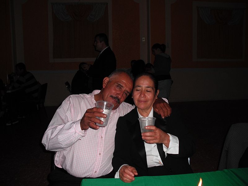 Archivo:Cena de matrimonios hno. Santiago, hna. Chela.jpg