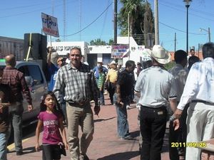 Hno. Javier y su hija Estefania, en la plaza municipal finalizando marcha de varones